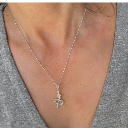 Pendentif Ondine porté avec chaîne en argent, création artisanale de la collection Essentielle par Cholita Nova.