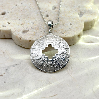 Pendentif Orizon en argent 950 avec motif ajouré inspiré de la Chakana.