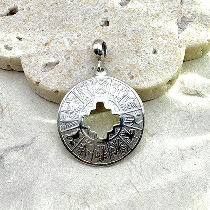 Pendentif Orizon en argent montrant les détails gravés et le motif ajouré.