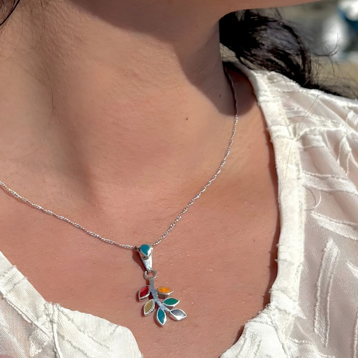 Pendentif Ramée multicolore en argent et pierres naturelles porté avec chaîne
