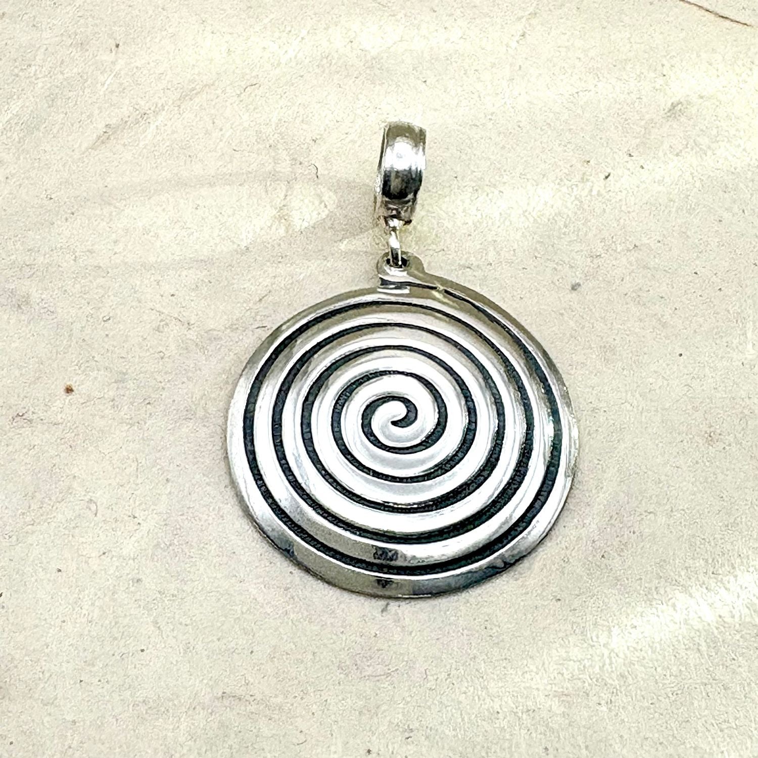 Pendentif Spira en argent au motif spiralé de la collection Essentielle par Cholita Nova.
