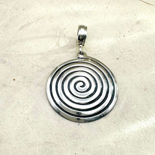 Pendentif Spira en argent au motif spiralé de la collection Essentielle par Cholita Nova.