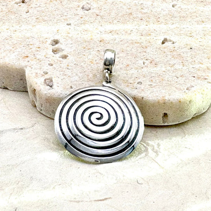 Pendentif Spira porté avec une chaîne en argent, bijou artisanal élégant et contemporain.