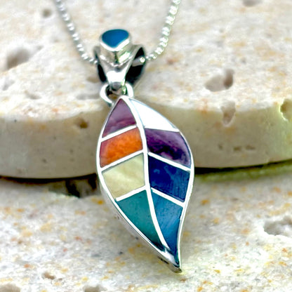 Pendentif Sylva en argent avec chrysocolle, sodalite, nacre et spondylus sur chaîne en argent 925
