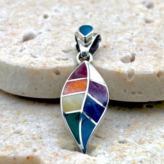 Pendentif Sylva en argent avec motif feuille stylisée et pierres naturelles colorées