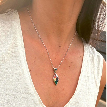 Pendentif Sylva porté avec chaîne en argent 925 dans un style lumineux et naturel