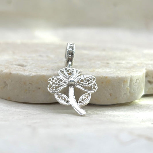 Pendentif Trèva en argent 950 inspiré d'un trèfle ajouré au travail artisanal délicat.
