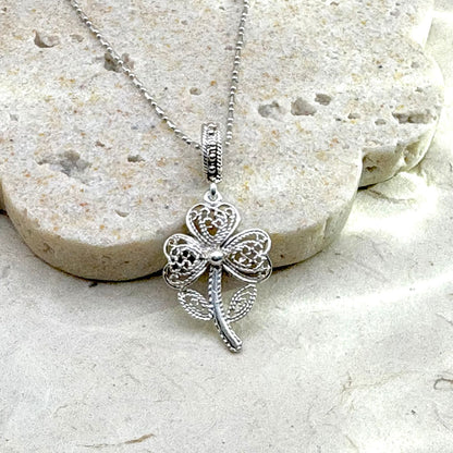 Pendentif Trèva en argent aux motifs ajourés  avec chaîne