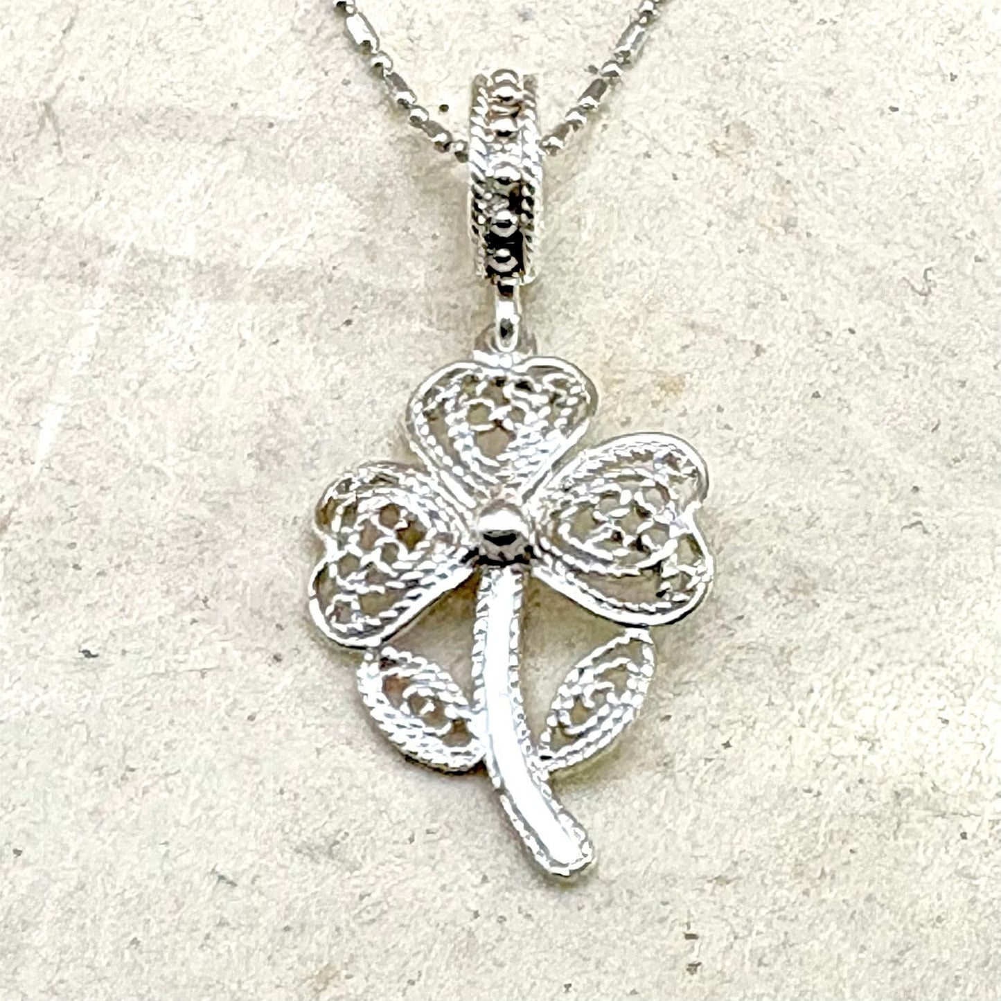Pendentif Trèva en argent aux motifs ajourés inspirés du trèfle de la collection Essentielle par Cholita Nova.