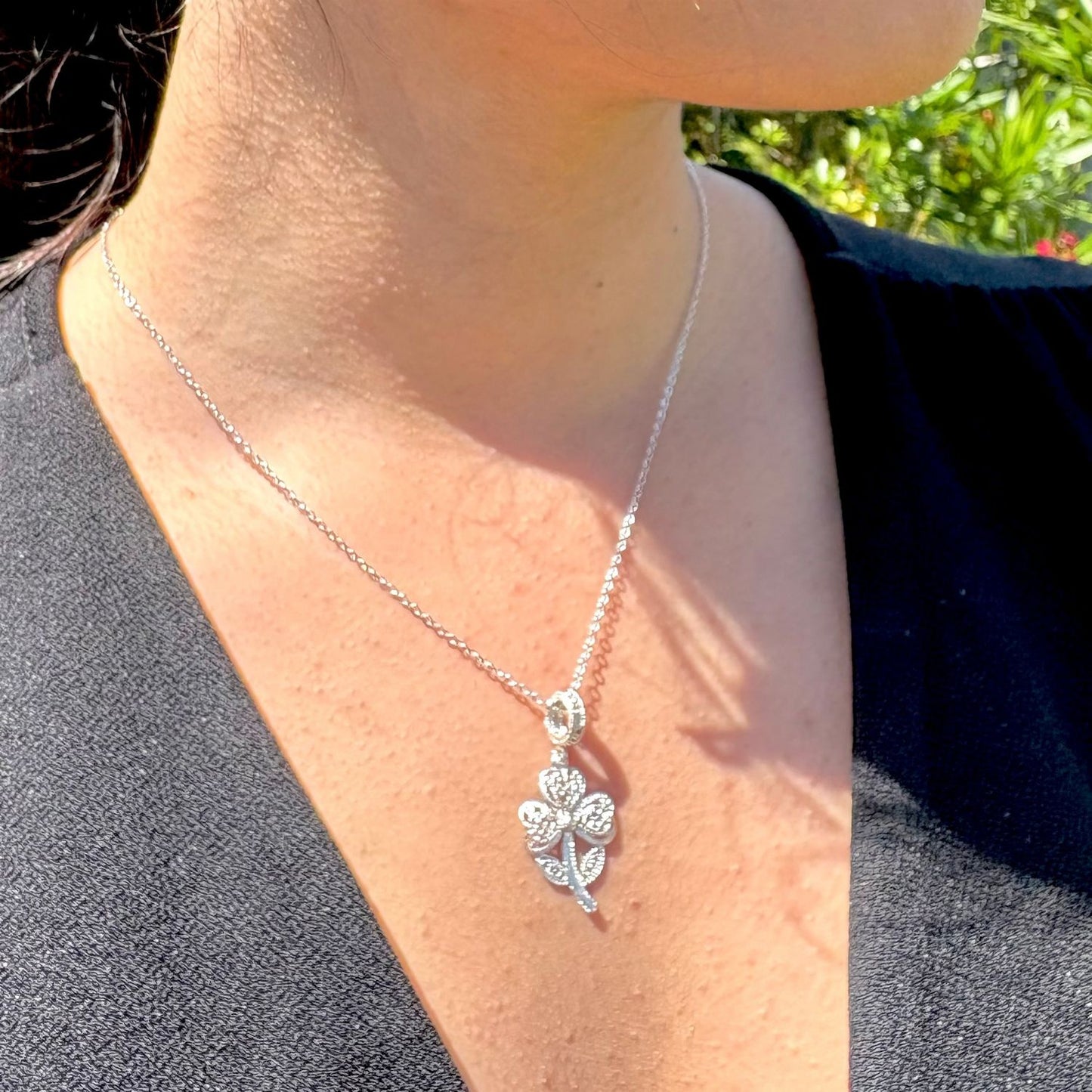 Pendentif Trèva en argent porté avec une chaîne en argent.