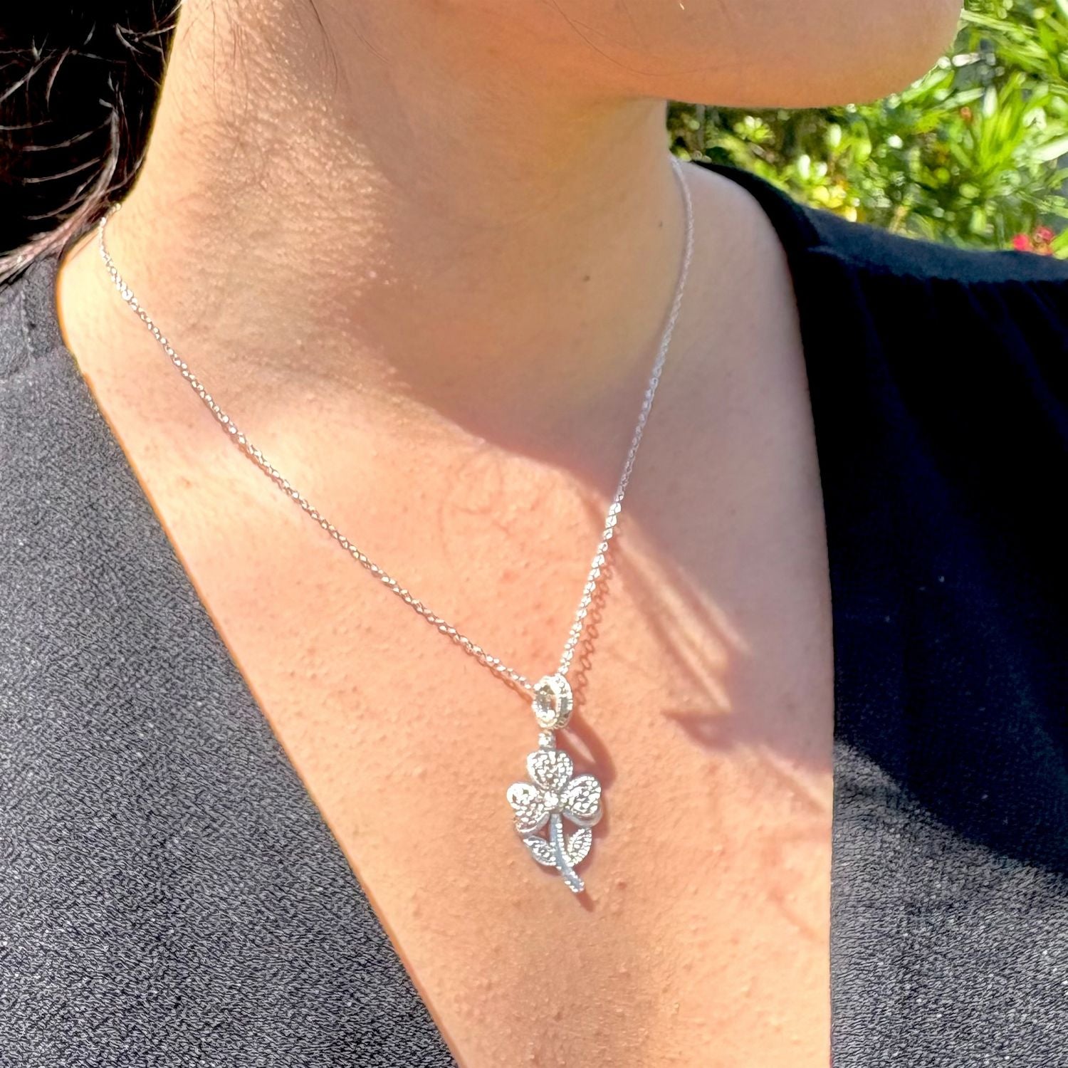 Pendentif Trèva en argent porté avec une chaîne en argent.