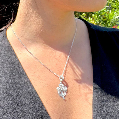 Pendentif Trèva en argent porté avec une chaîne en argent.