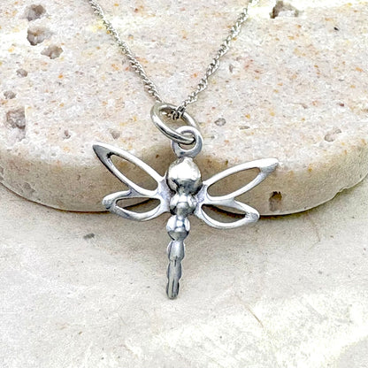 Pendentif Élia en argent en forme de libellule, création artisanale de la collection Essentielle.