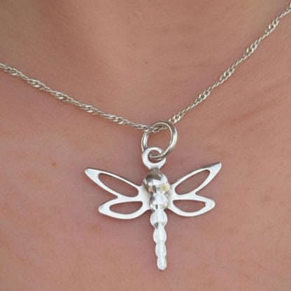 Pendentif Élia porté avec une chaîne en argent mettant en valeur son motif de libellule.