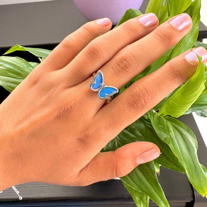 Petite Bague Azura portée au doigt

