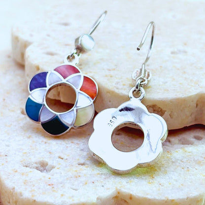 Revers des boucles d'oreilles Corolle en argent avec motif corolle ajourée