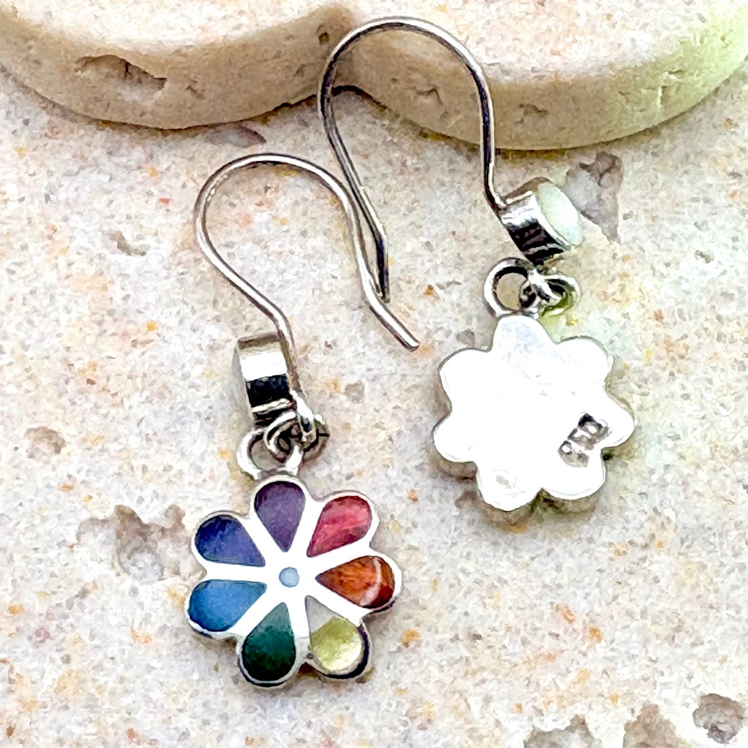 Revers des boucles d'oreilles Flora en argent avec motif fleur artisanal
