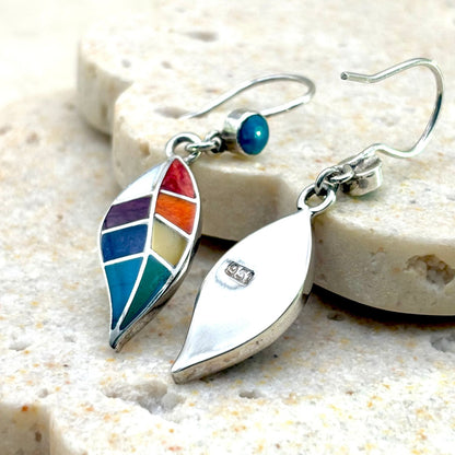Revers des boucles d'oreilles Sylva en argent avec motif feuille stylisée