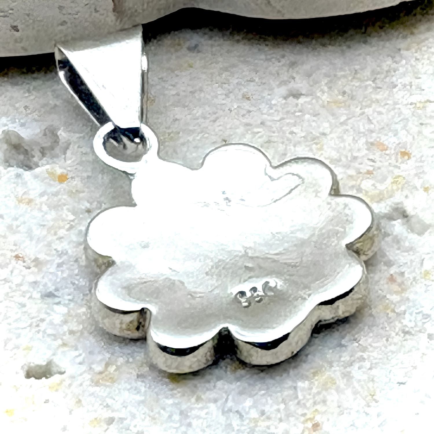 Revers du pendentif Flora en argent avec finition artisanale