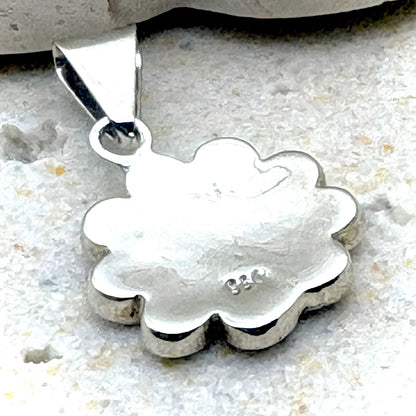 Revers du pendentif Flora en argent avec finition artisanale