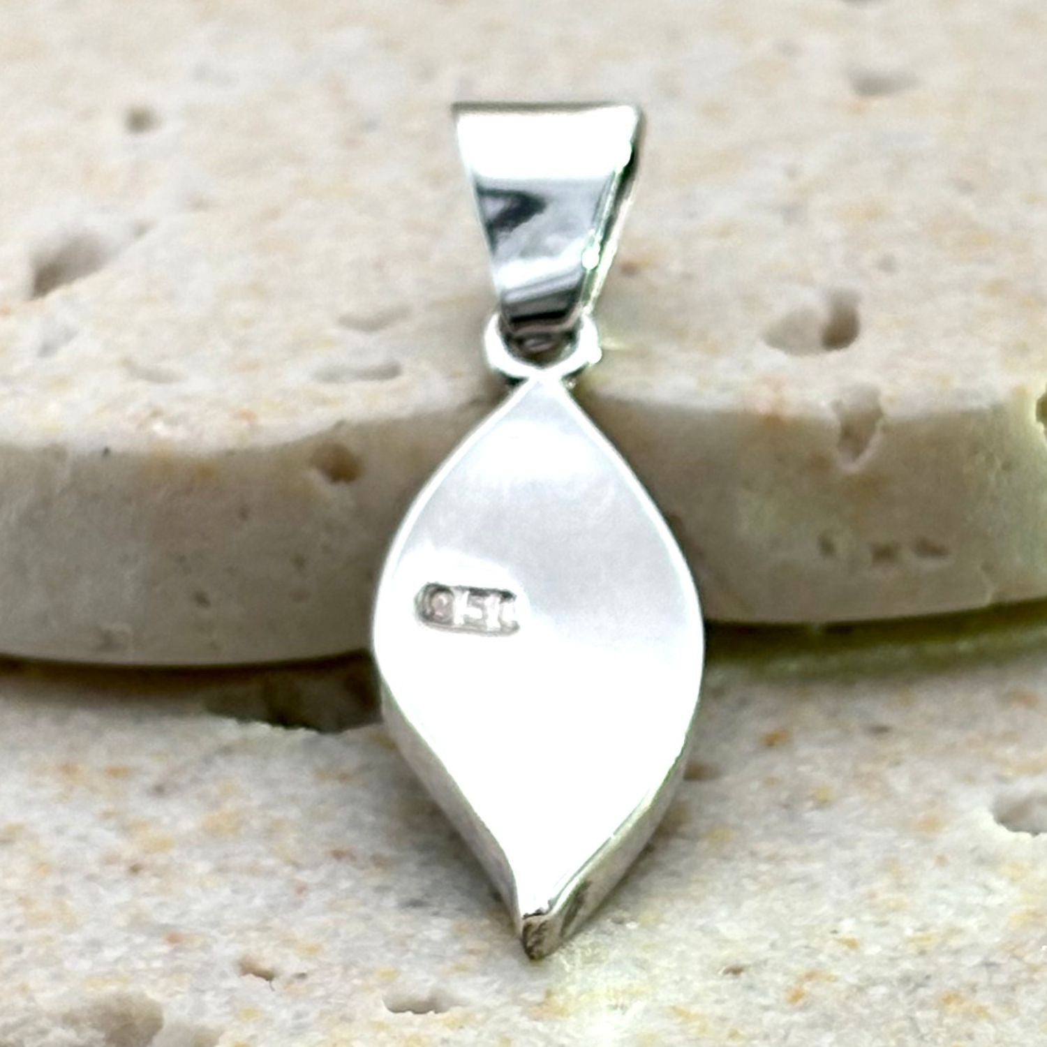 Revers du pendentif Sylva en argent avec bélière et finition artisanale