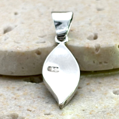 Revers du pendentif Sylva en argent avec bélière et finition artisanale