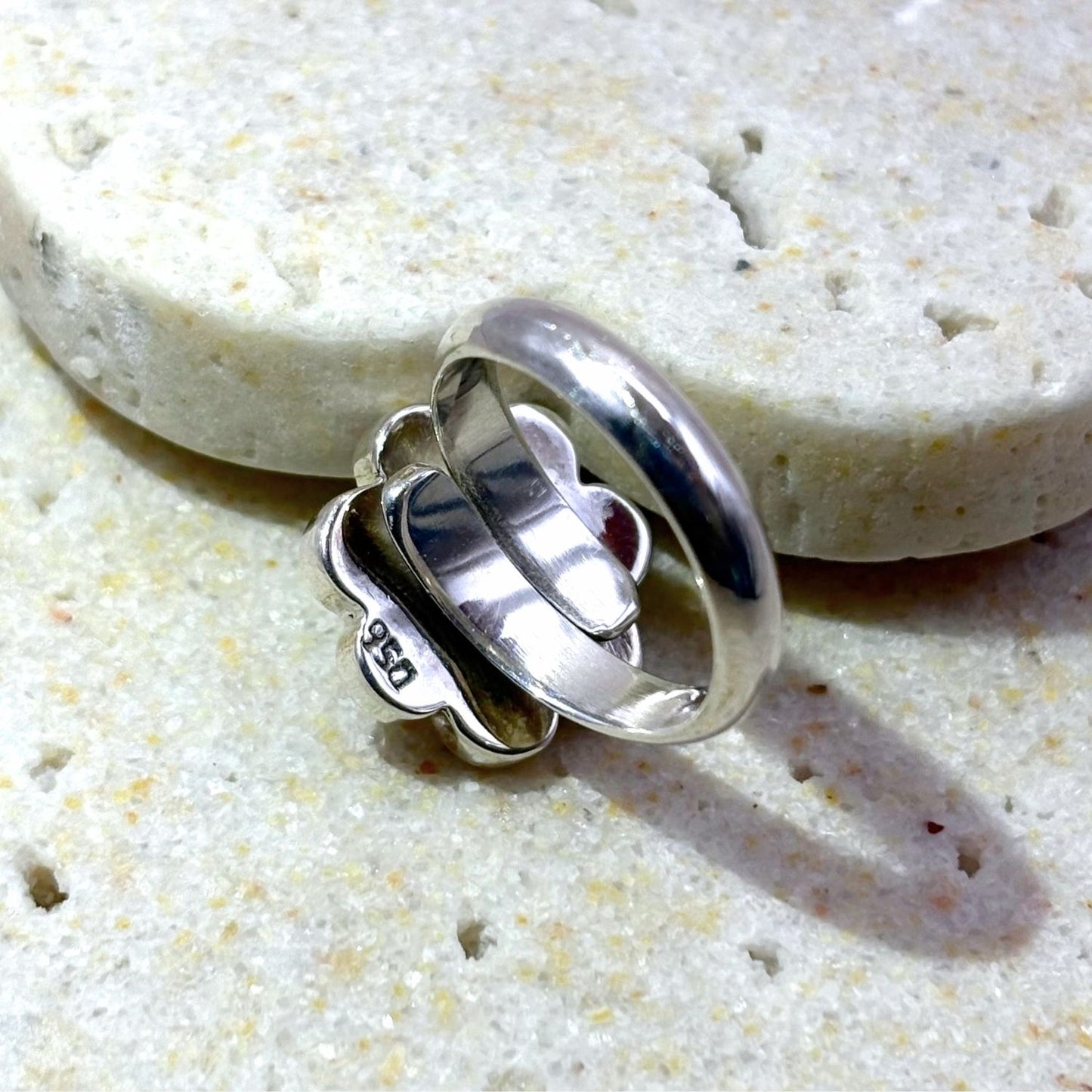 Vue arrière de la bague Flora ajustable 

