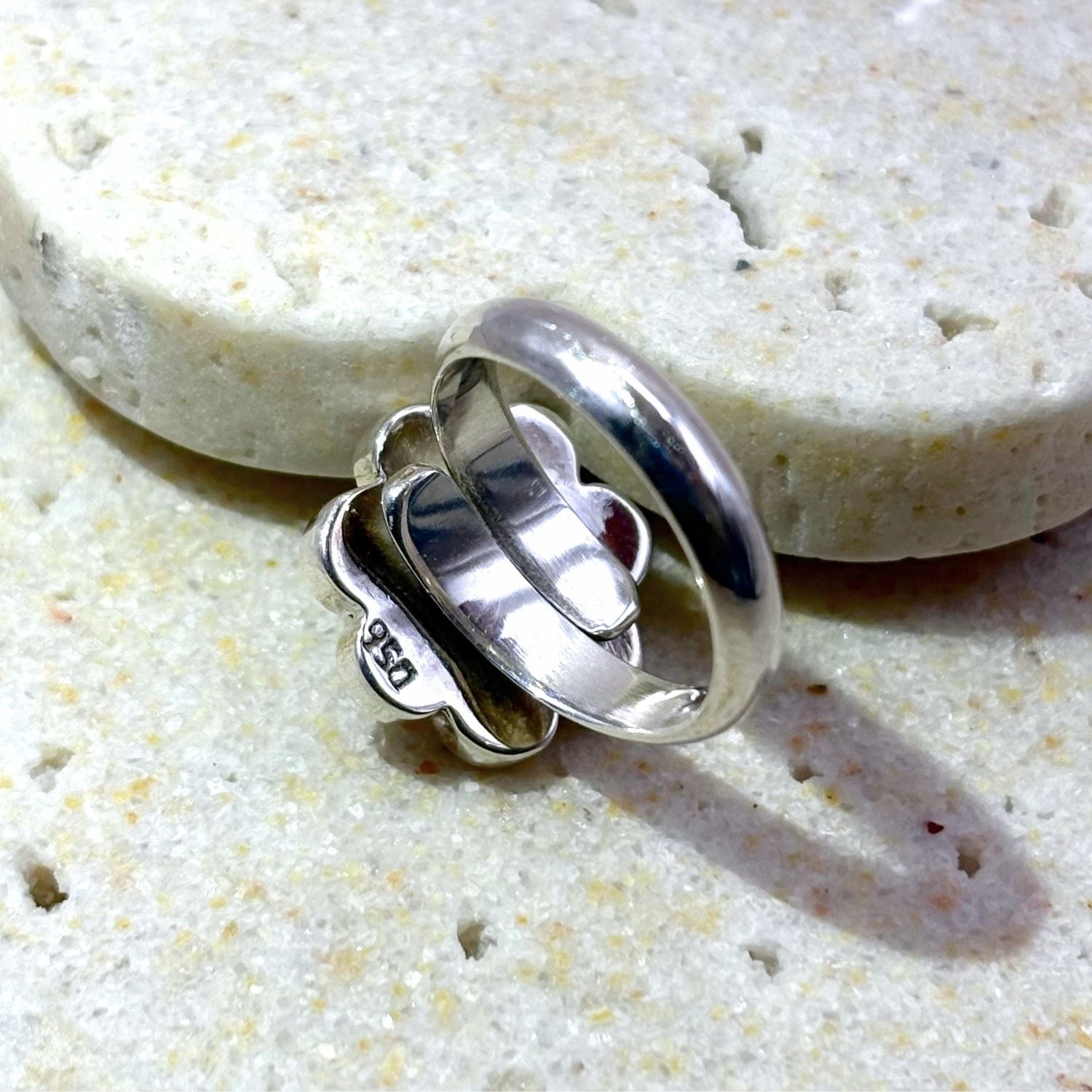 Vue arrière de la bague Flora ajustable 
