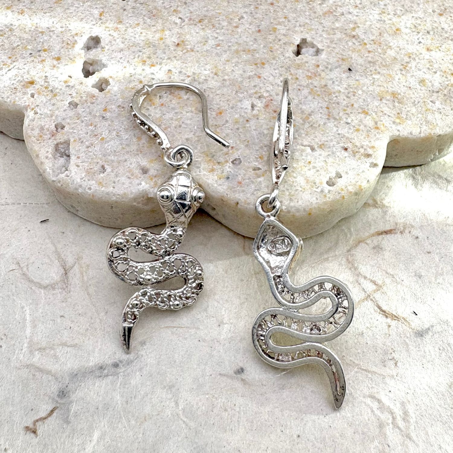 Vue arrière des boucles d'oreilles Ondine en argent avec finition ajourée et fermoir dormeuse.