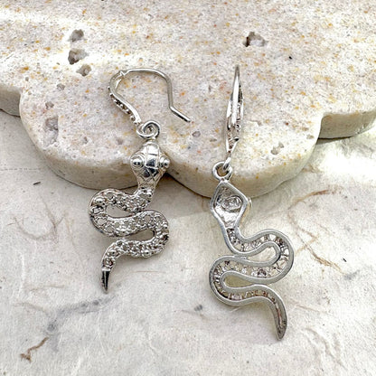 Vue arrière des boucles d'oreilles Ondine en argent avec finition ajourée et fermoir dormeuse.