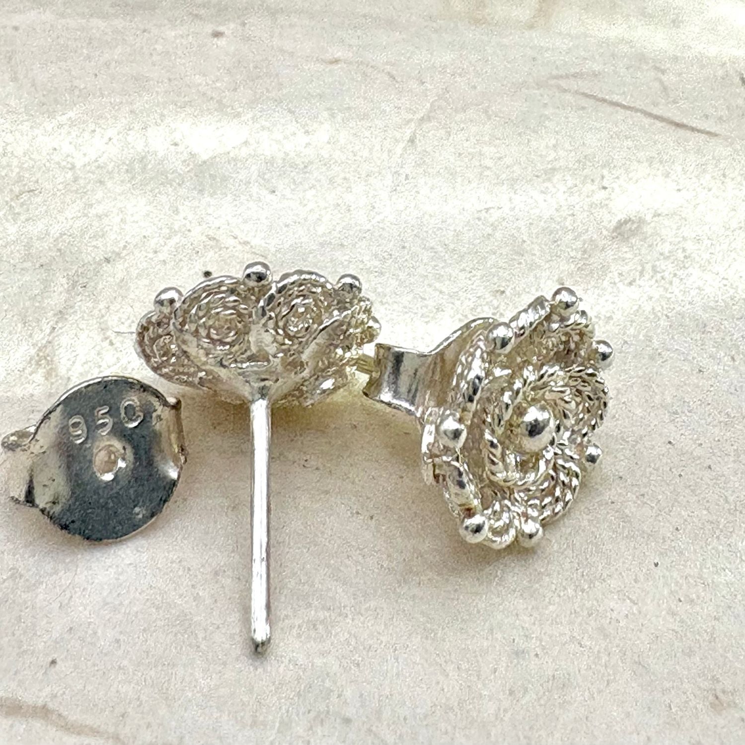 Vue arrière des boucles d'oreilles Roséa montrant le fermoir tige et poussette ainsi que les détails de fabrication artisanale.
