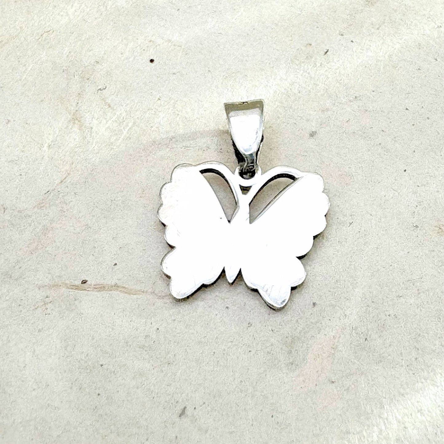 Vue arrière du pendentif Ailéa mettant en valeur les détails de fabrication artisanale.
