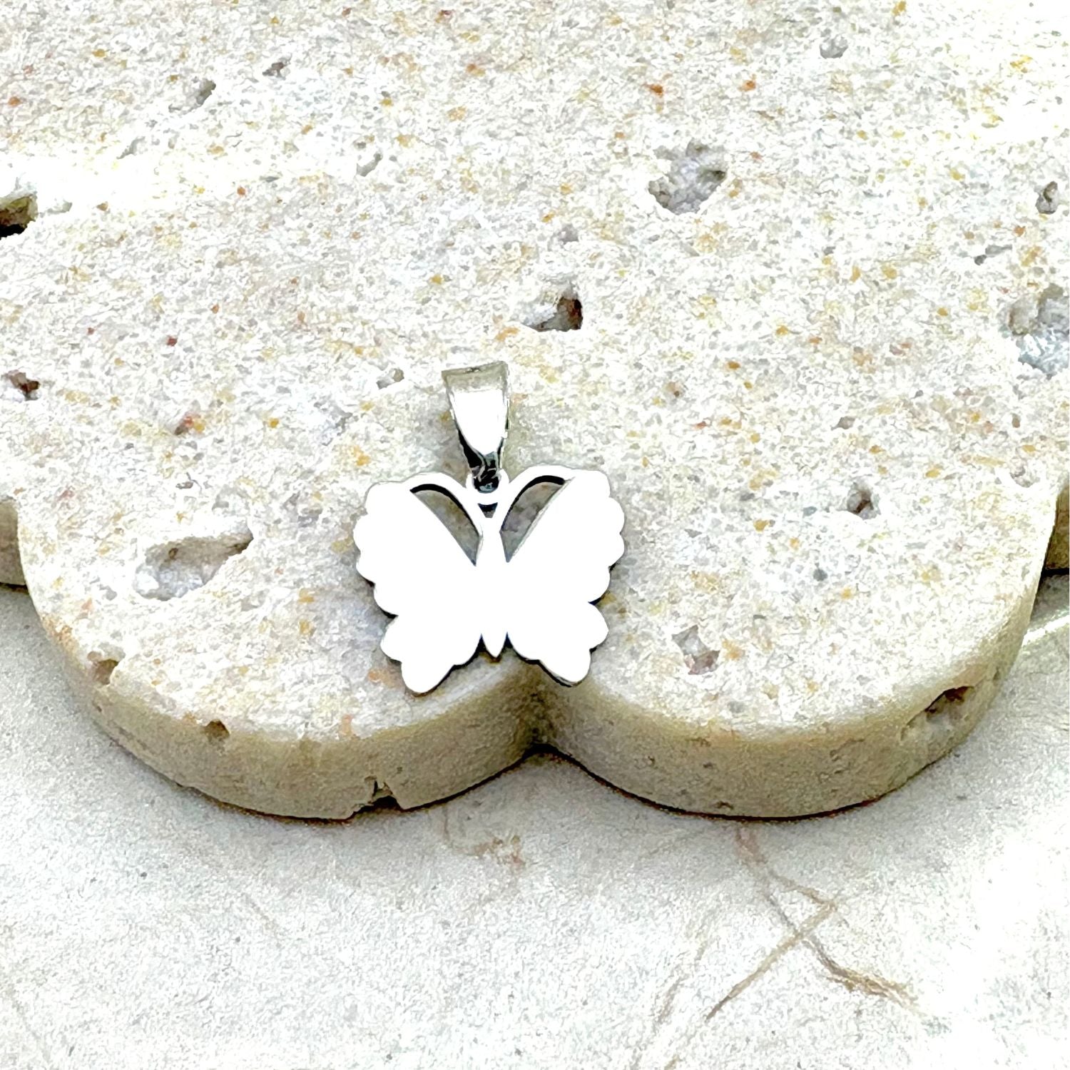 Vue arrière du pendentif Ailéa mettant en valeur les détails de fabrication artisanale.