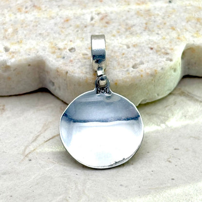 Dos du pendentif Lumia en argent montrant les finitions artisanales du bijou.
