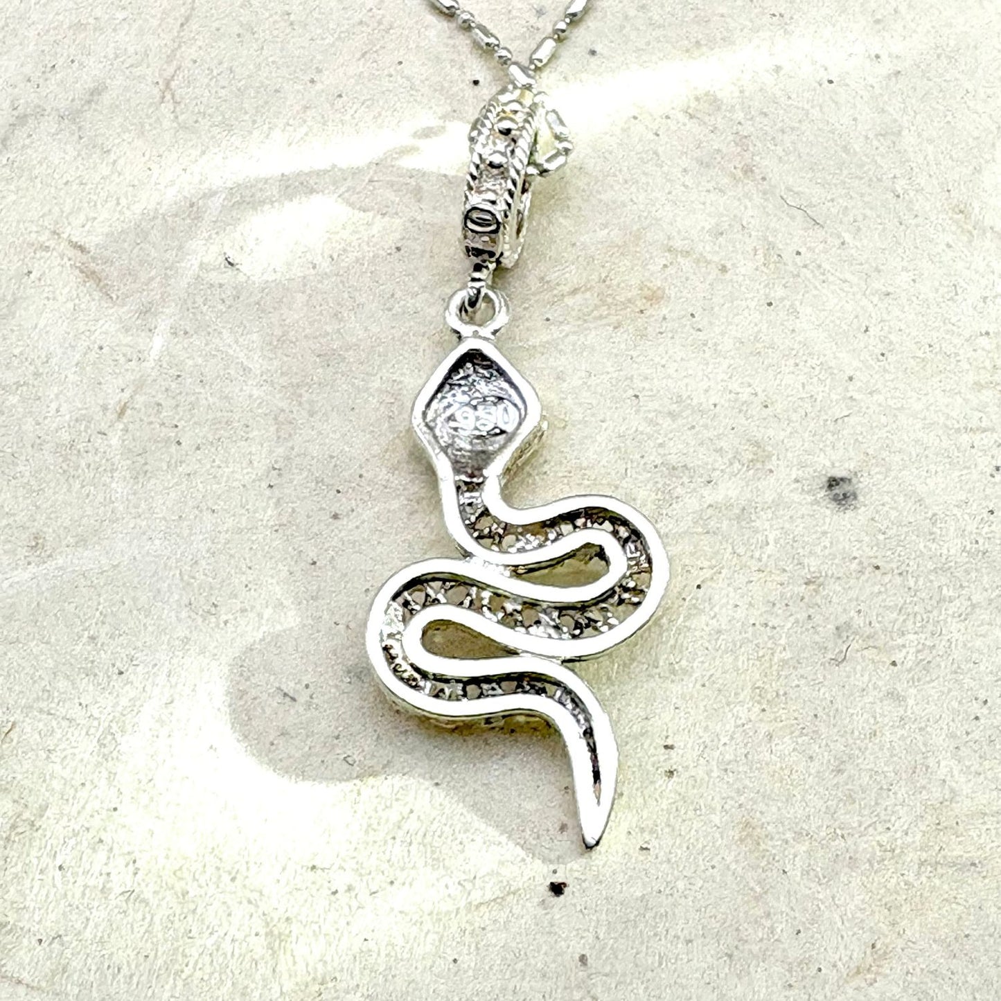 Vue arrière du pendentif Ondine en argent montrant les détails de fabrication artisanale.