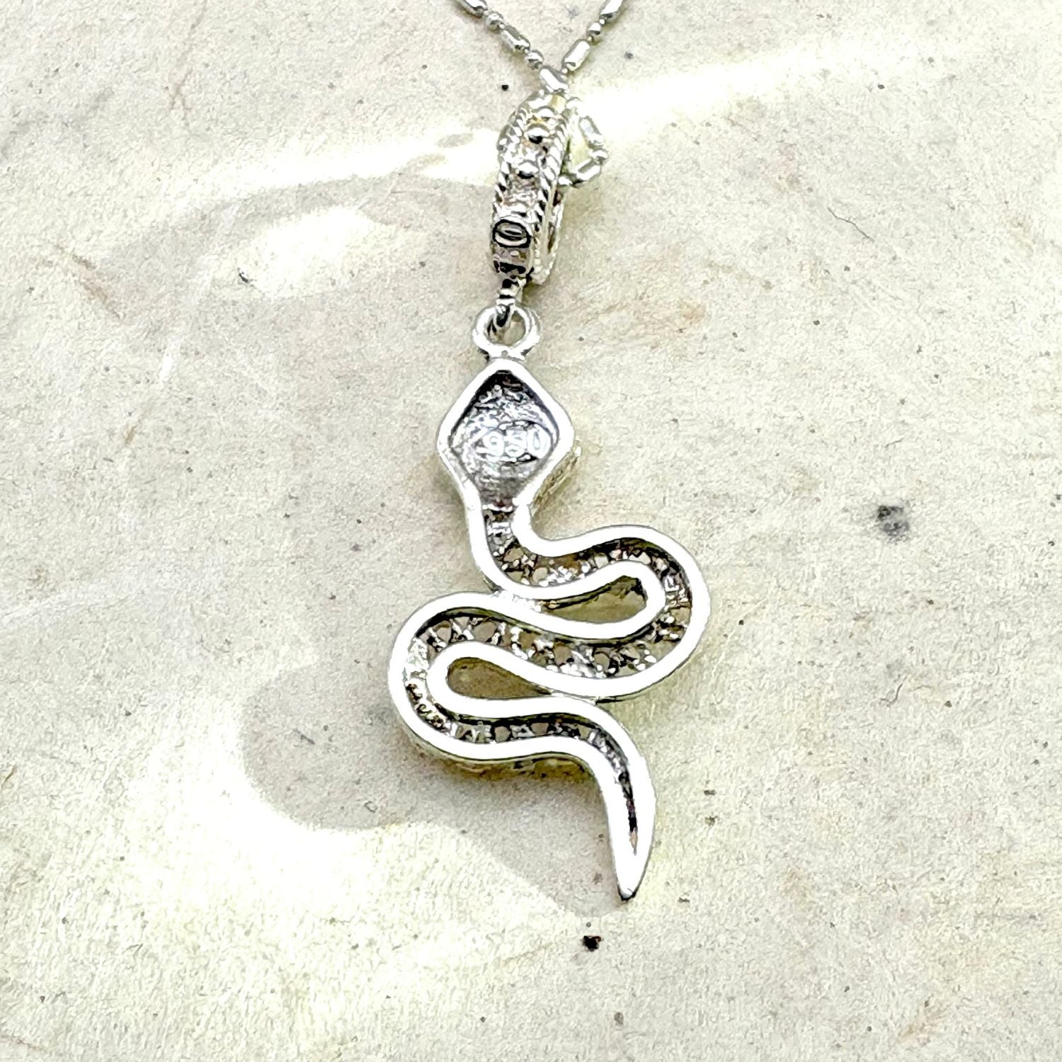 Vue arrière du pendentif Ondine en argent montrant les détails de fabrication artisanale.