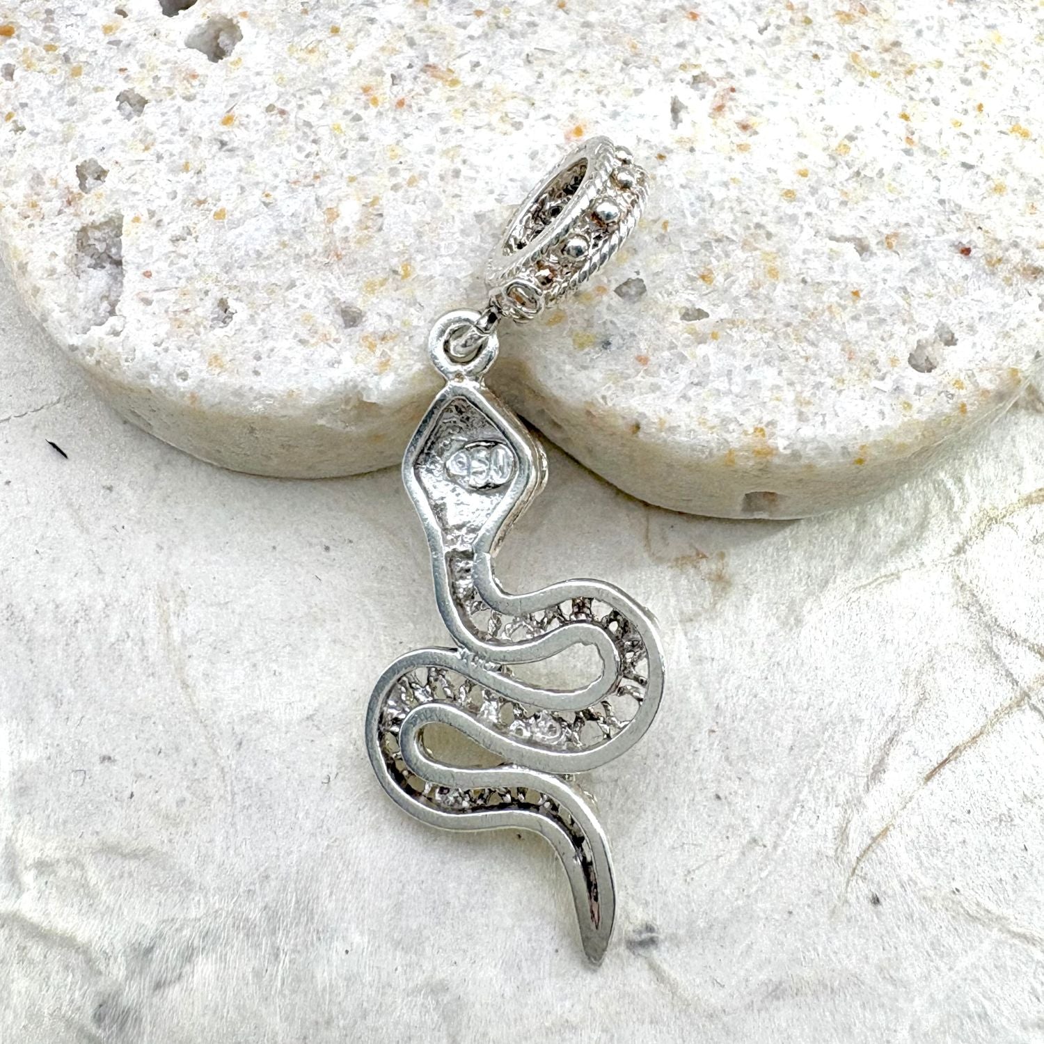 Vue arrière du pendentif Ondine en argent avec motif serpent ajouré et bélière travaillée.