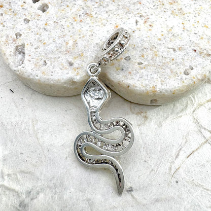 Vue arrière du pendentif Ondine en argent avec motif serpent ajouré et bélière travaillée.