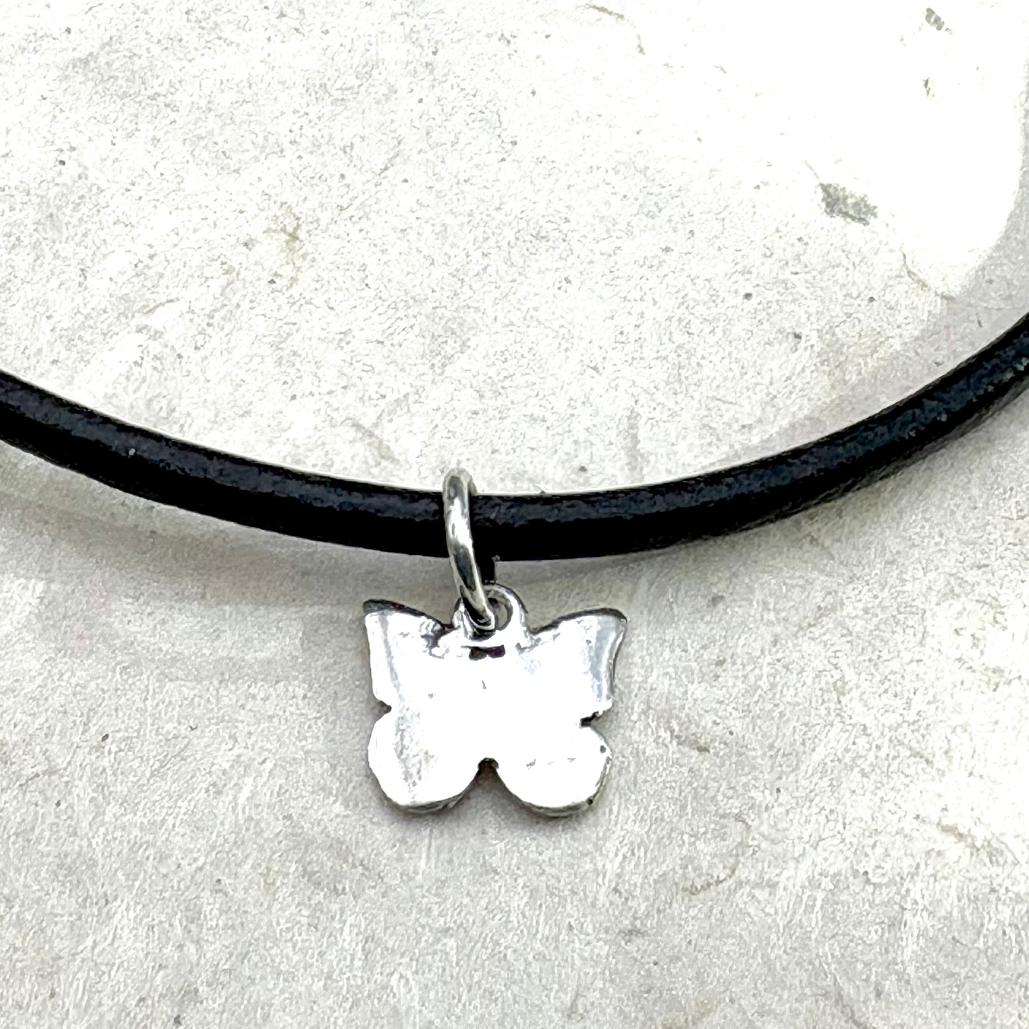 Revers du pendentif papillon artisanal en argent
