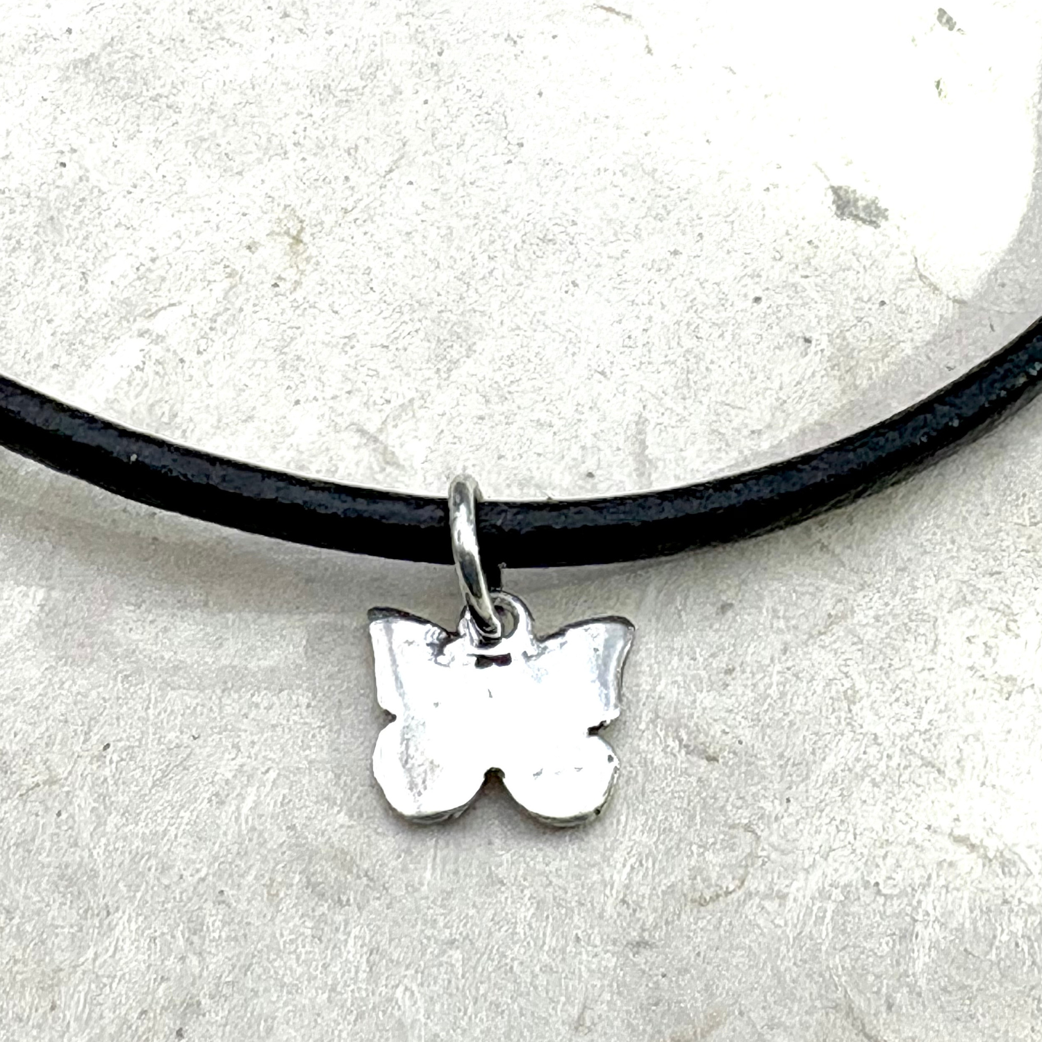 Revers du pendentif papillon artisanal en argent
