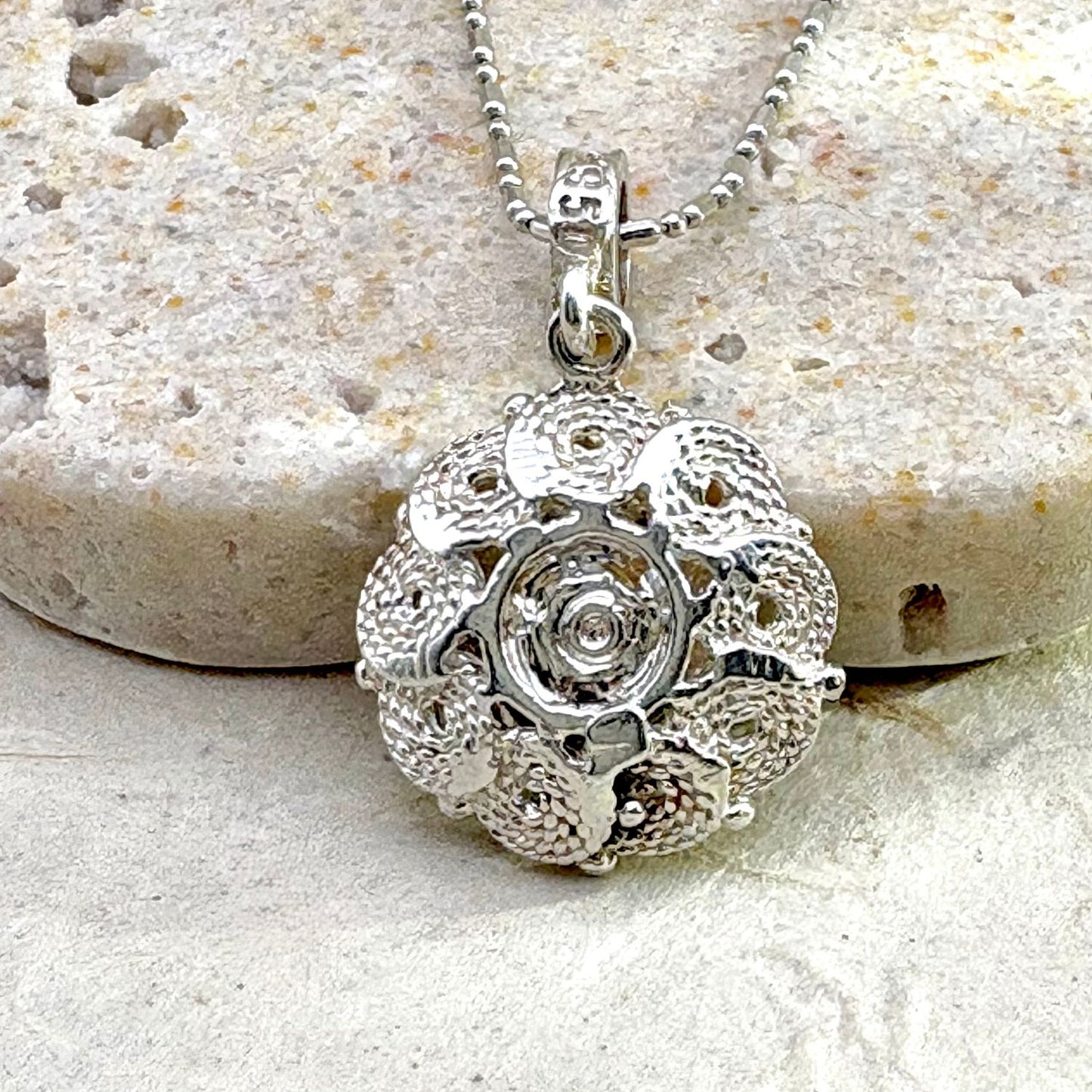 Vue arrière du pendentif Roséa mettant en valeur les détails de fabrication artisanale. 