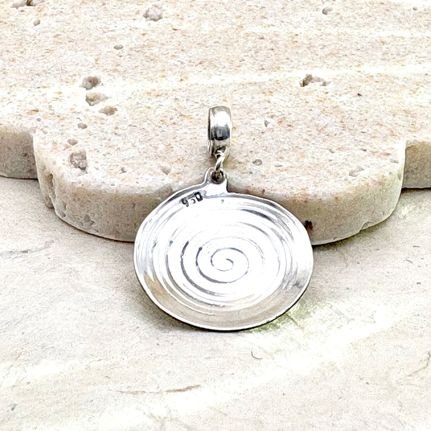 Vue arrière du pendentif Spira montrant les finitions artisanales du bijou.