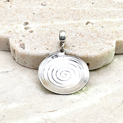 Vue arrière du pendentif Spira montrant les finitions artisanales du bijou.