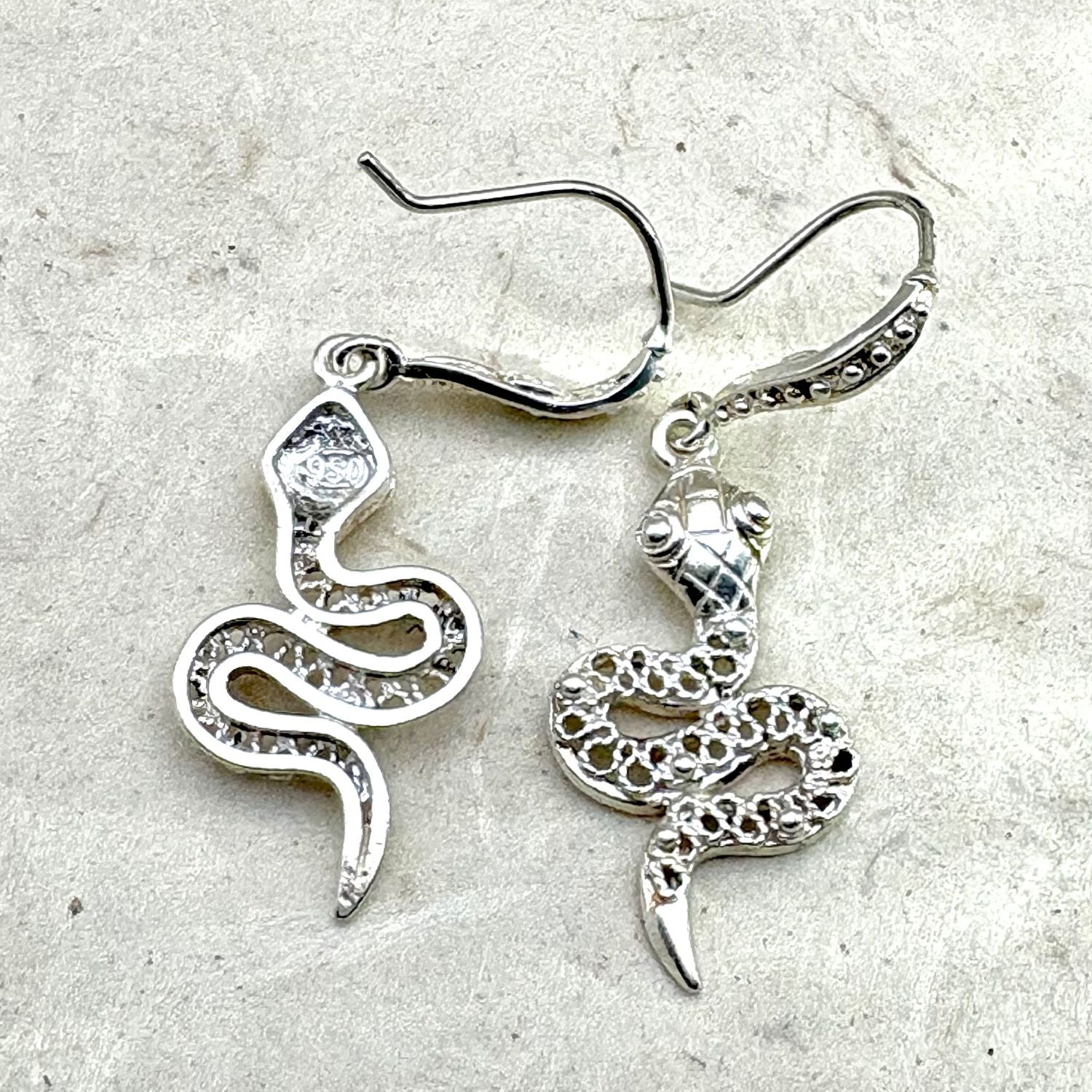 Vue avant et arrière des boucles d'oreilles Ondine en argent montrant les détails de fabrication artisanale.
