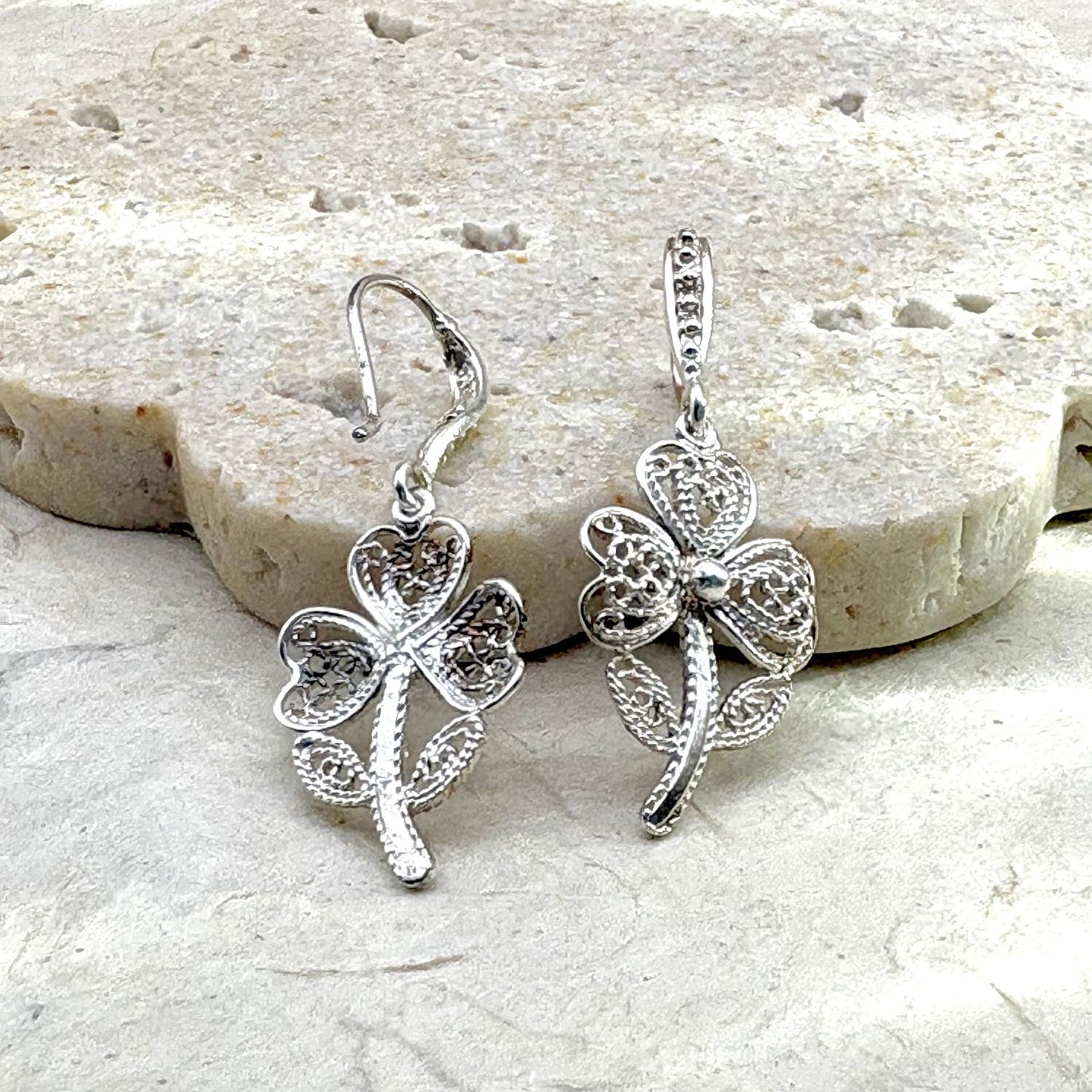 Vue avant et arrière des boucles d'oreilles Trèva 