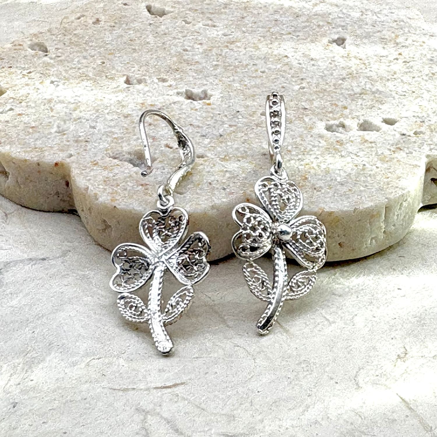 Vue avant et arrière des boucles d'oreilles Trèva 