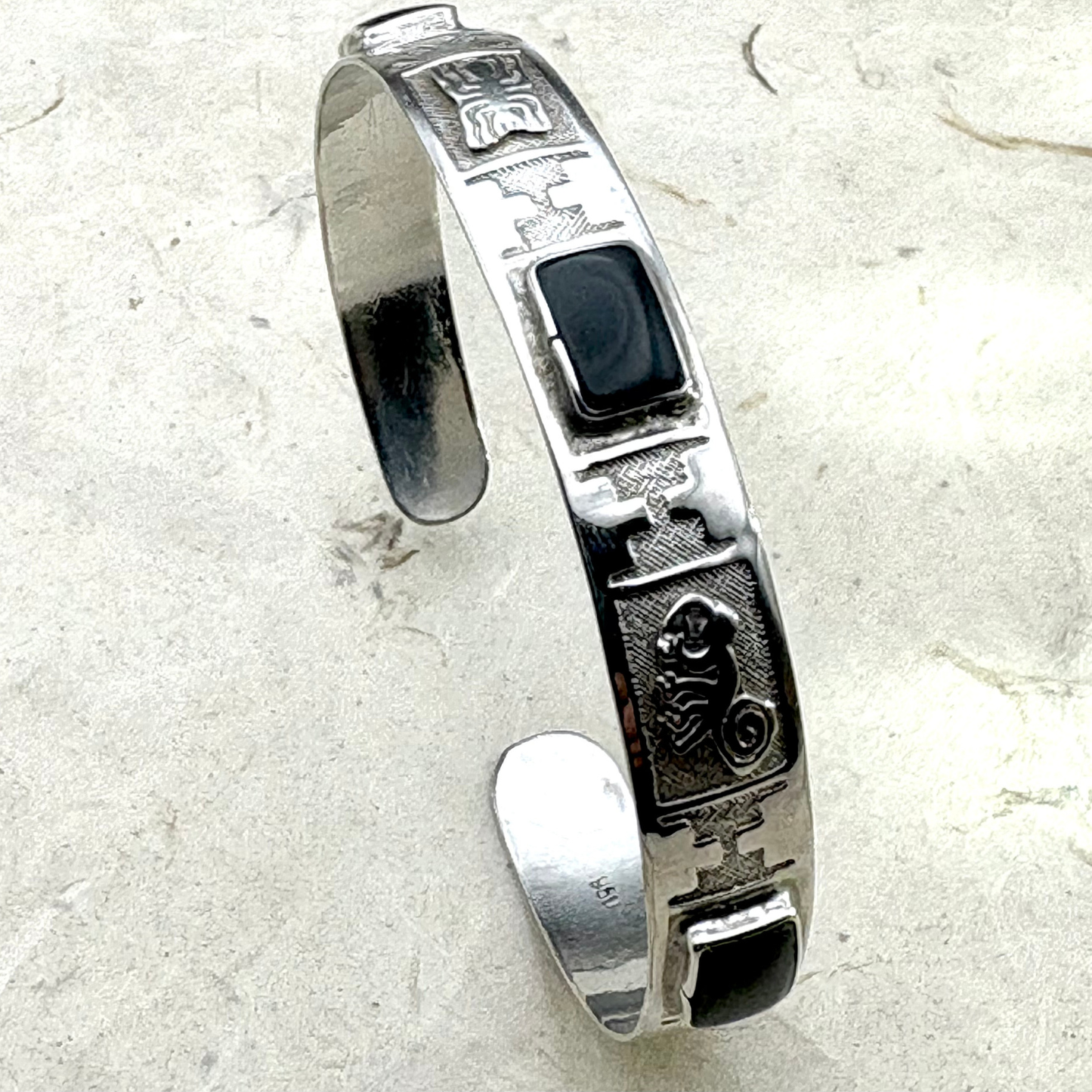 :Manchette Inti Onyx en argent  et onyx noir sur fond clair
