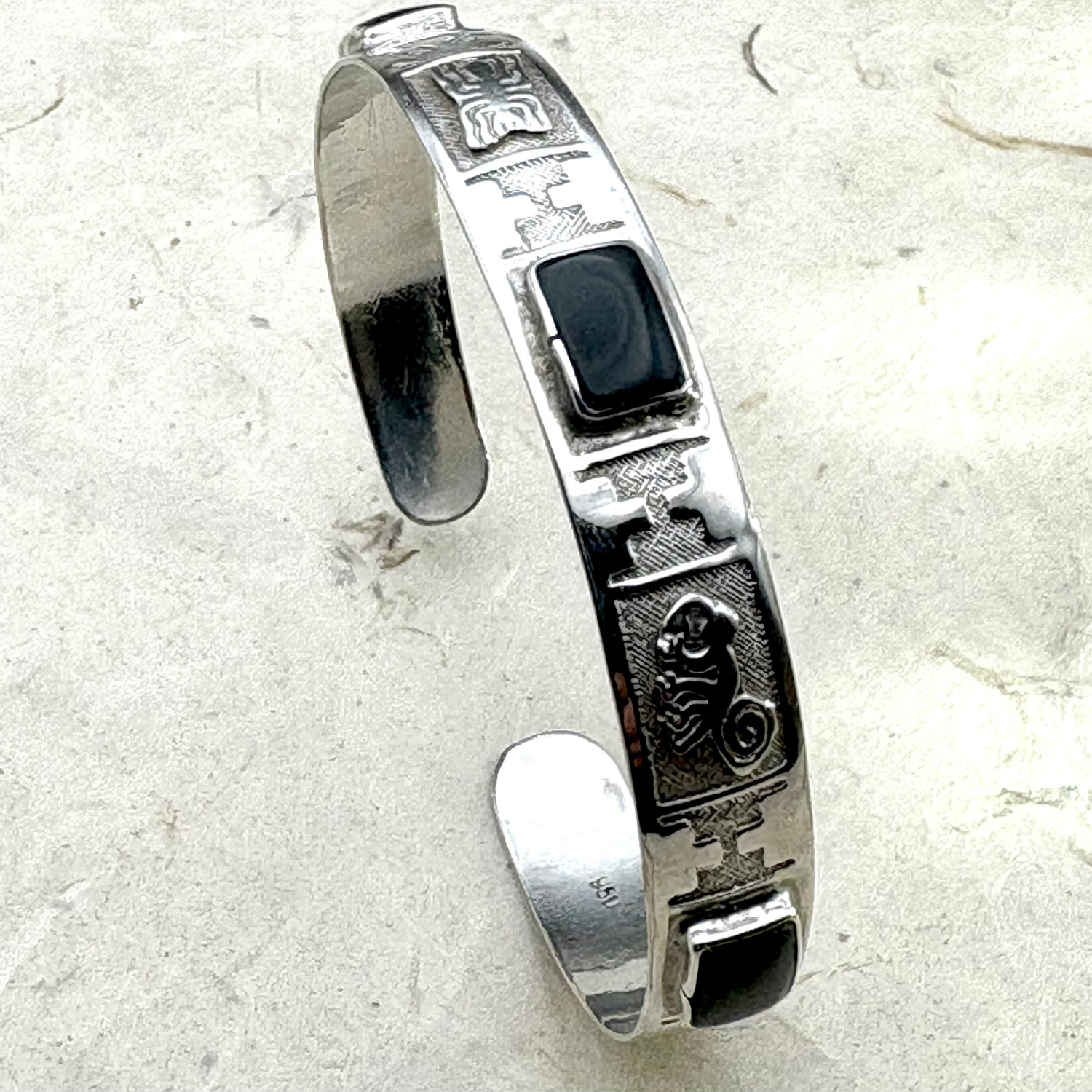:Manchette Inti Onyx en argent  et onyx noir sur fond clair
