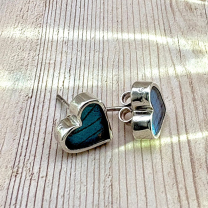Vue de profil des boucles d’oreilles Azura Cœur en argent 
