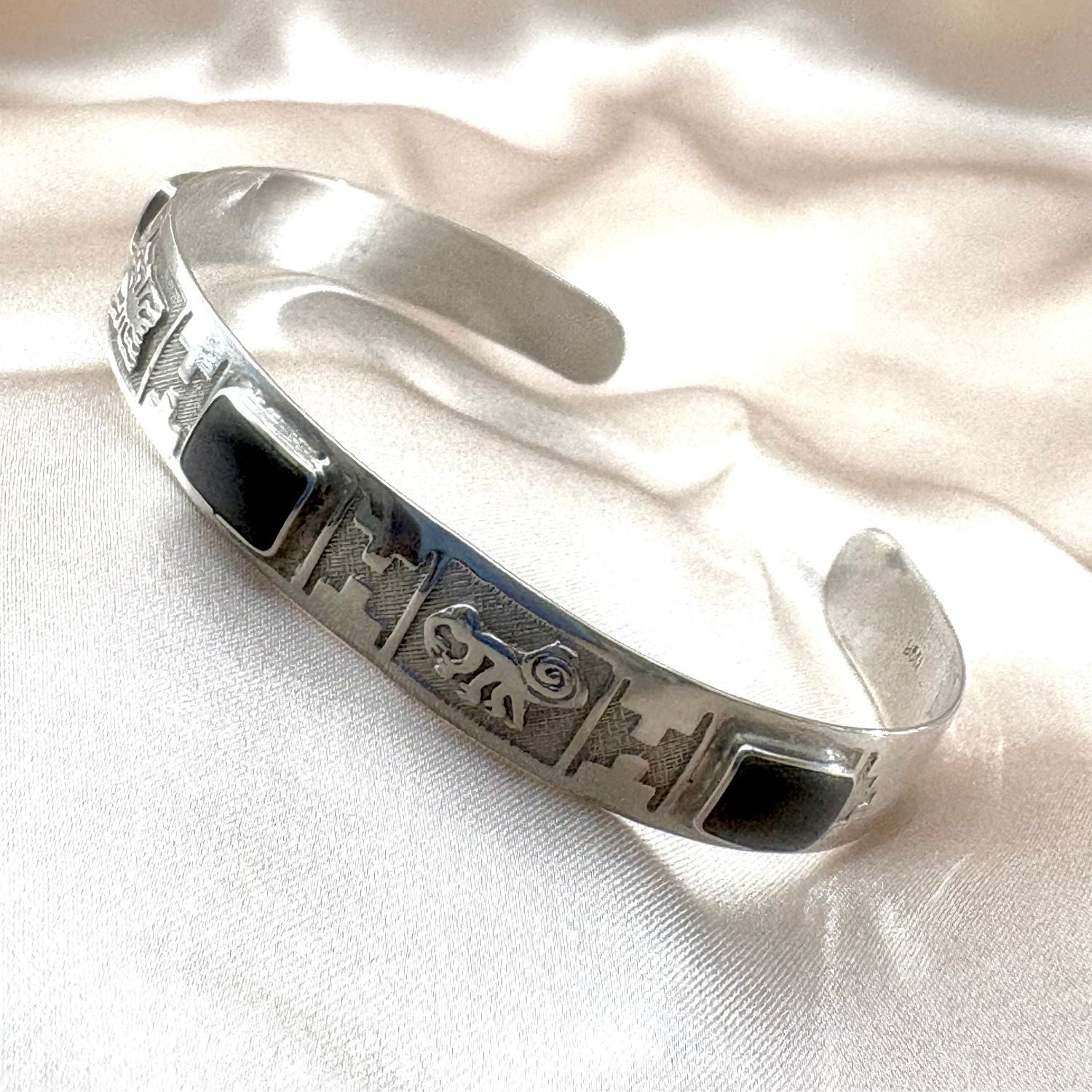 Manchette Inti Onyx en argent gravé avec onyx noir et décor inspiré des lignes de Nazca